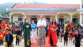 Hoàng hậu Vương quốc Bỉ thăm học sinh vùng cao Sa Pa