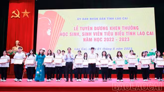 Khen thưởng 550 học sinh, sinh viên tiêu biểu năm học 2022 - 2023