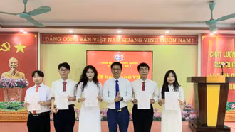 Kết nạp đảng viên là học sinh tại Trường THPT Chuyên Lào Cai và Trường THPT số 1 Bát Xát