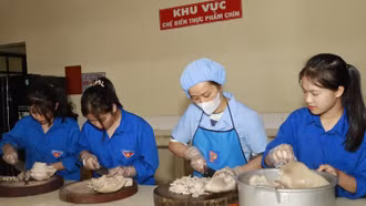 Ấm áp những suất cơm miễn phí cho học sinh