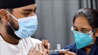 Australia khuyến khích người dân tiêm vaccine ngừa COVID-19 liều tăng cường