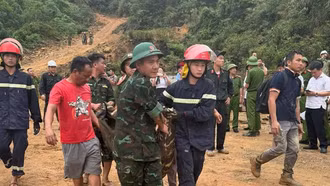 Sạt lở đất đá vùi lấp 1 lán trại khiến 7 người thương vong