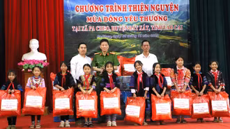Nhiều phần quà ý nghĩa được trao tại chương trình “Mùa đông yêu thương”