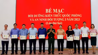 Bế mạc lớp bồi dưỡng kiến thức quốc phòng, an ninh đối tượng 3 (lớp 2)