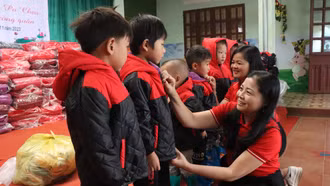 Nhiều phần quà ý nghĩa dành tặng học sinh Pa Cheo