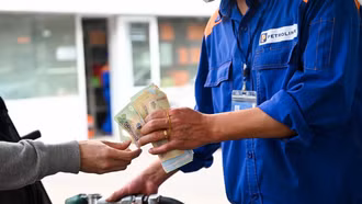 Giá dầu tăng nhẹ, giá xăng giữ nguyên