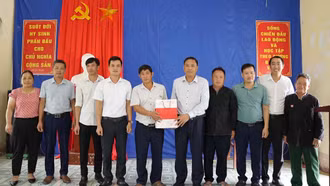 Phó Bí thư Tỉnh ủy Hoàng Giang dự sinh hoạt tại Chi bộ thôn Ải Nam