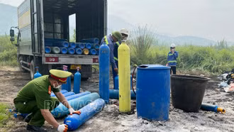 Công an thành phố Lào Cai tiêu hủy gần 60 bình khí cười