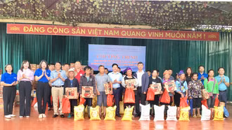 Tặng quà người nghèo và học sinh xã Mường Hoa