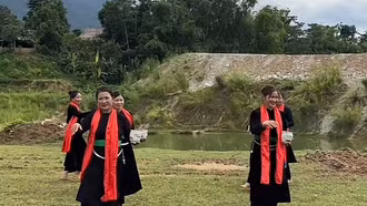 Về Làng Giàng xem người Tày múa bát