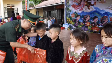 Lào Cai: Biên phòng chủ trì mang Trung thu ấm áp đến hơn 1.300 học sinh, hộ dân vùng biên
